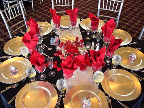 mesa decorada com tudo