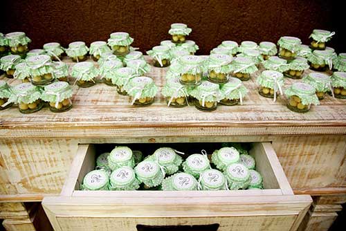 com potinhos de doces deliciosos