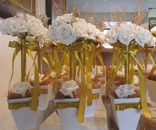 com flores brancas