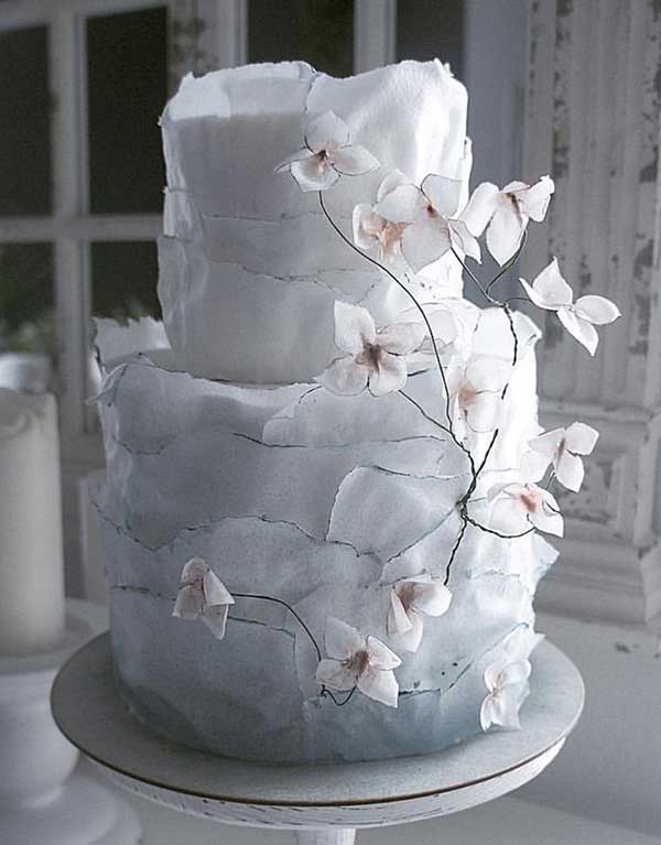 Bolo decorado com flores.