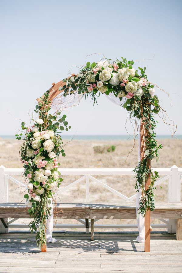 arco de flores para decorar festa modelo com suporte de madeira