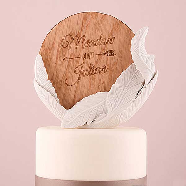 bolo com topo personalizado de madeira