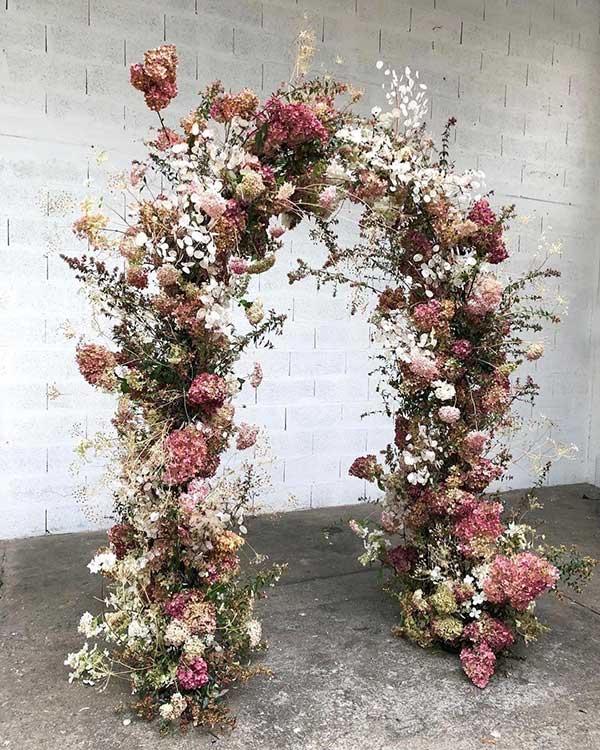 dicas de arco de flores para casamento sugestões de itens decorativos